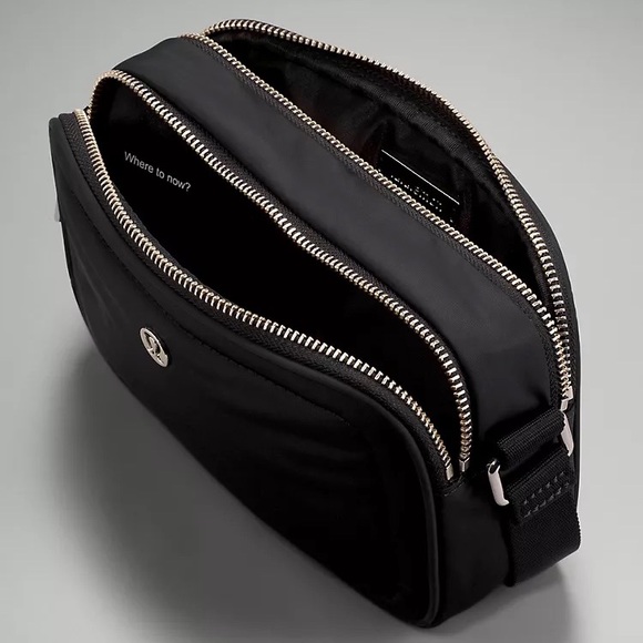 NWT Lululemon Crossbody Camera Bag 2L - Picture 4 of 4